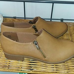Ladies zippered loafers
